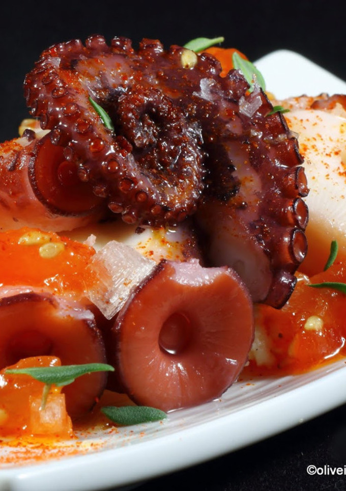 Una foto de Pulpo con vinagreta de sofrito de tomate