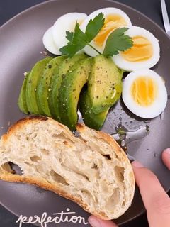 Foto de Abacate, ovo cozido e pão