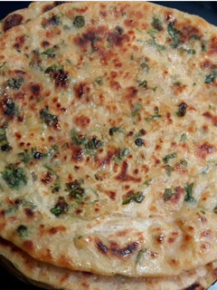 ગાર્લીક પરાઠા (Garlic Paratha Recipe in Gujarati) રેસીપી મુખ્ય ફોટો
