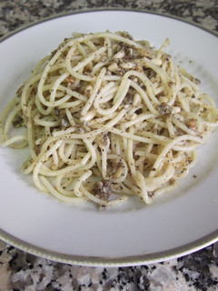 Una foto de Espaguetis al pesto
