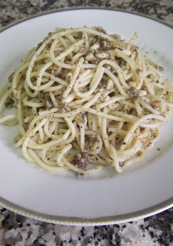 Una foto de Espaguetis al pesto