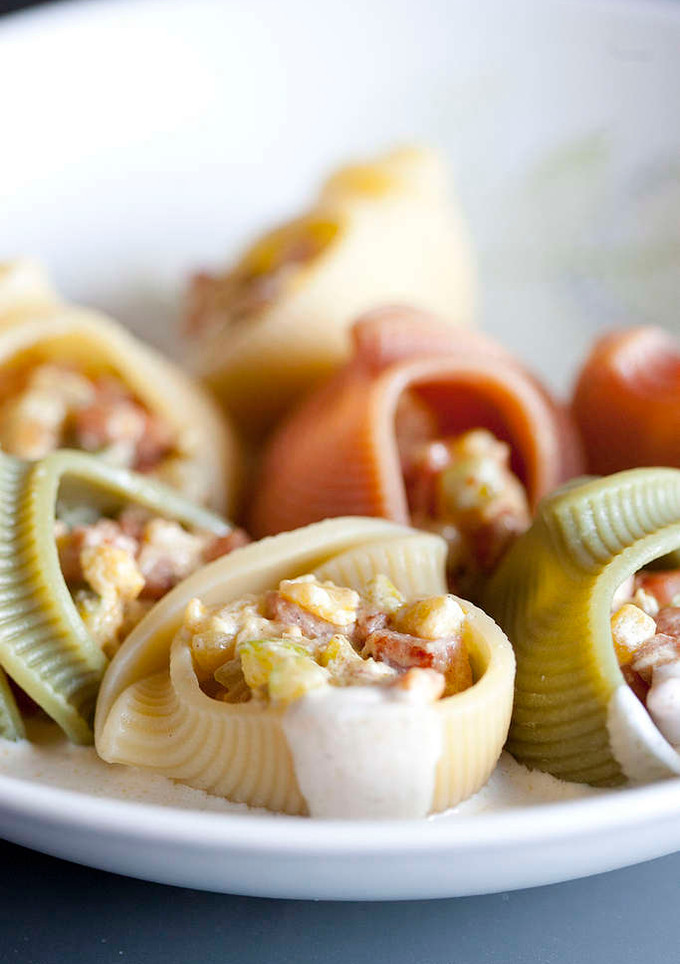Una foto de Caracolas rellenas con lomo adobado y calabacín