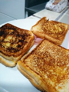 Una foto de Sándwich de jamón y queso en la sartén