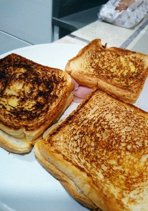 Una foto de Sándwich de jamón y queso en la sartén