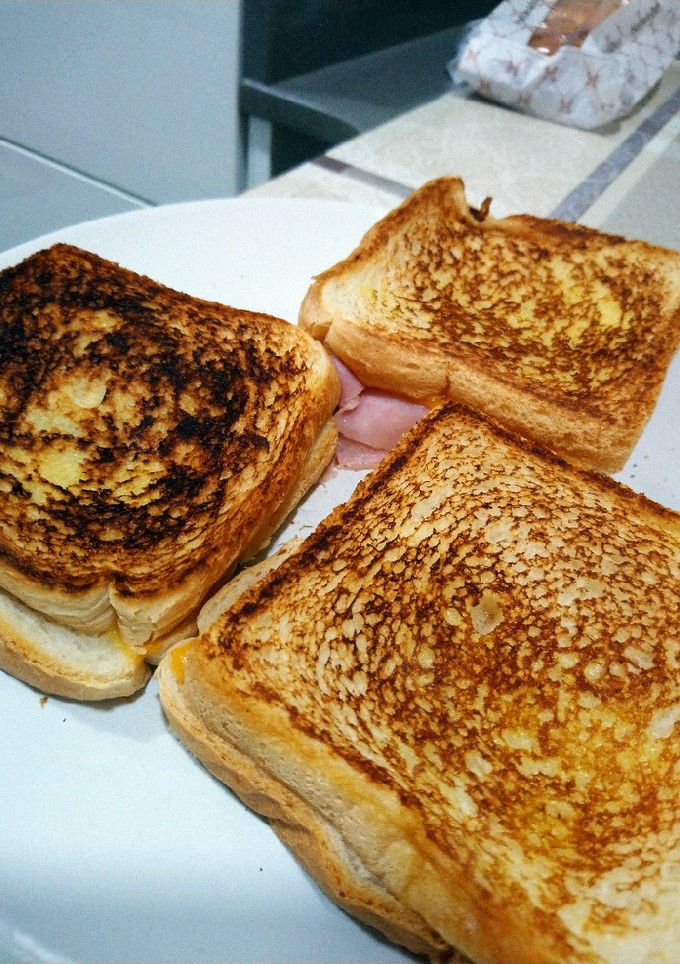 Una foto de Sándwich de jamón y queso en la sartén