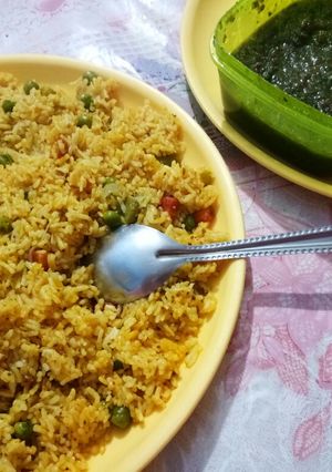 A picture of Fried rice with pudhina chutney.