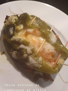Una foto de Chile relleno de camarones keto
