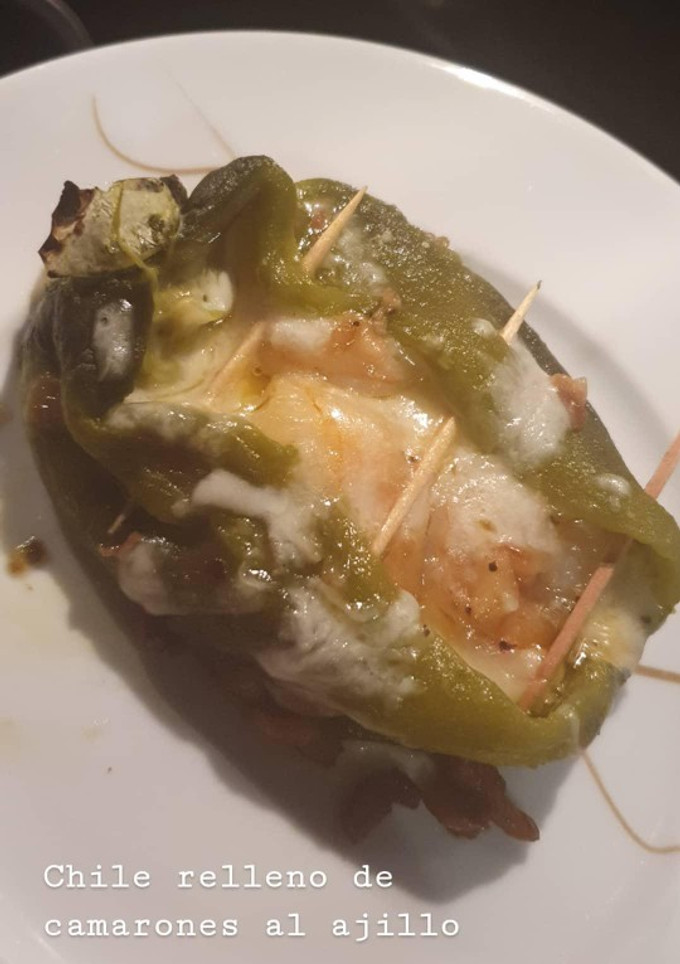 Una foto de Chile relleno de camarones keto