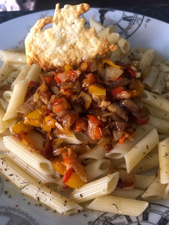 Una foto de Macarrones con pisto de verduras y crujiente de queso