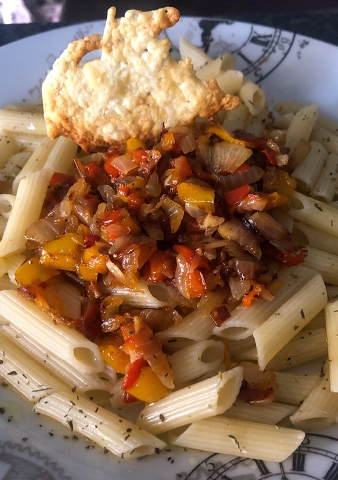 Una foto de Macarrones con pisto de verduras y crujiente de queso