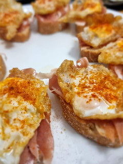 Una foto de Tostada de huevos con jamón "Cojonudos" (Nota 9)