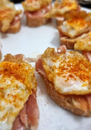 Foto principal de Tostada de huevos con jamón "Cojonudos" (Nota 9)