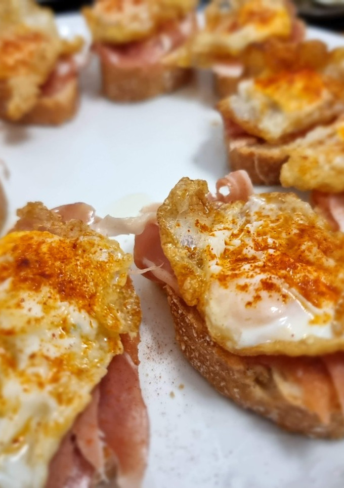Una foto de Tostada de huevos con jamón "Cojonudos" (Nota 9)