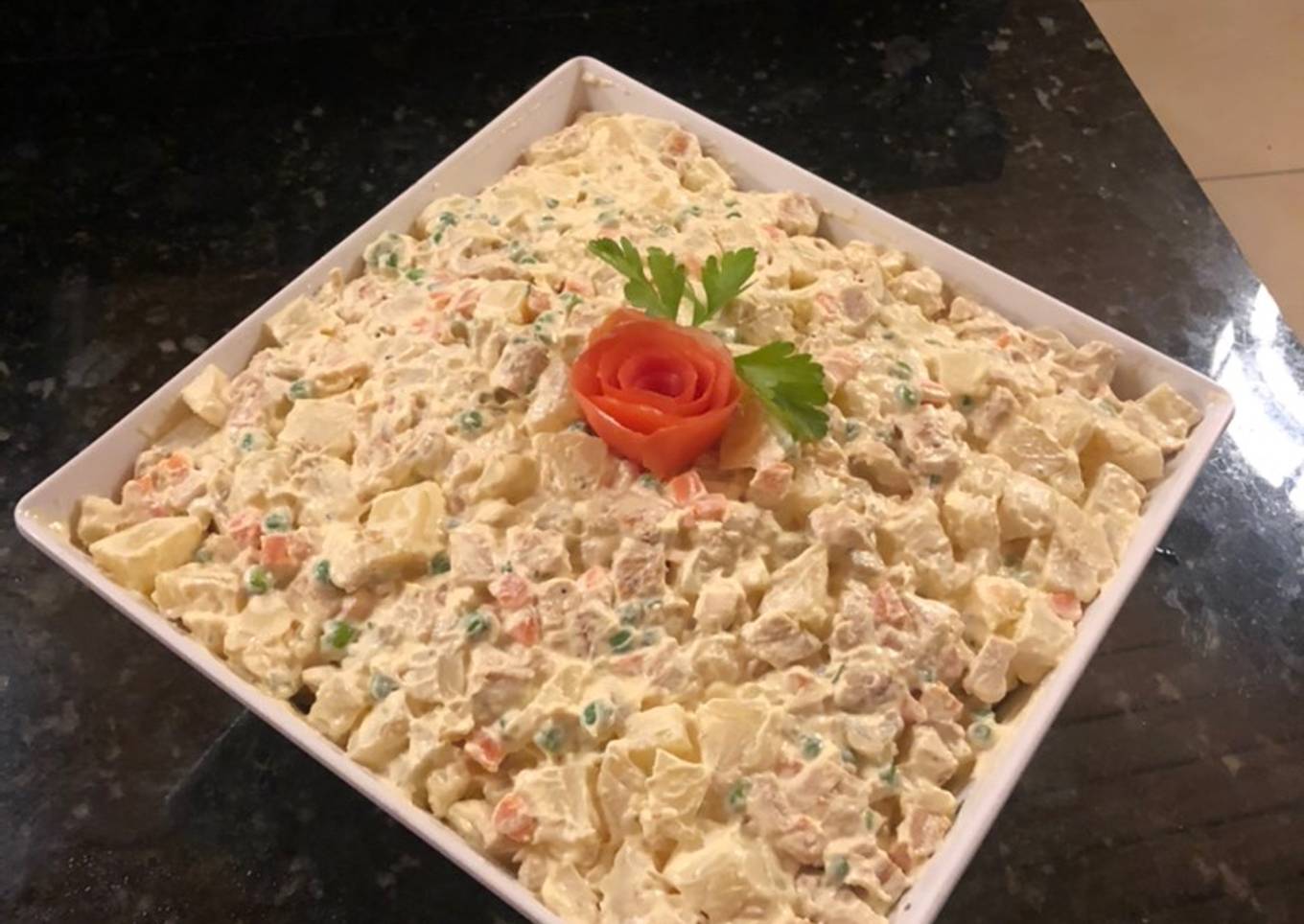 Ensalada de papas con pollo, vegetales a lo cubano