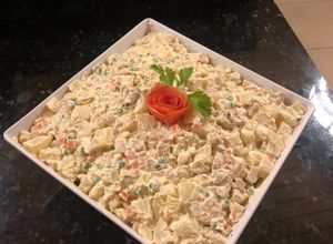 Una foto de Ensalada de papas con pollo, vegetales a lo cubano