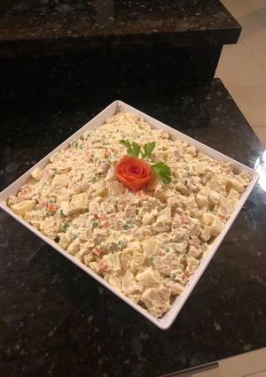 Una foto de Ensalada de papas con pollo, vegetales a lo cubano