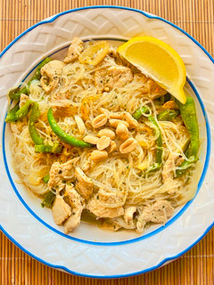 Una foto de Pad thai casero saludable