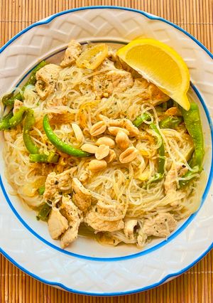 Una foto de Pad thai casero saludable