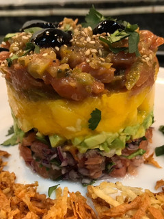 Una foto de Tartar de salmón, aguacate, mango y más, con salsa Teriyaki by Marta