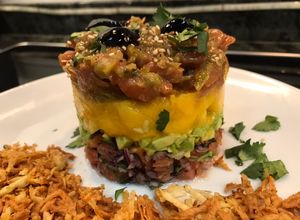 Una foto de Tartar de salmón, aguacate, mango y más, con salsa Teriyaki by Marta