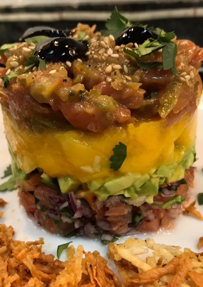 Una foto de Tartar de salmón, aguacate, mango y más, con salsa Teriyaki by Marta