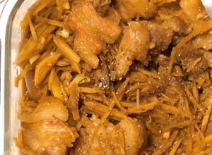 Hình của món Lunch Box - Thịt ba chỉ xào gừng.