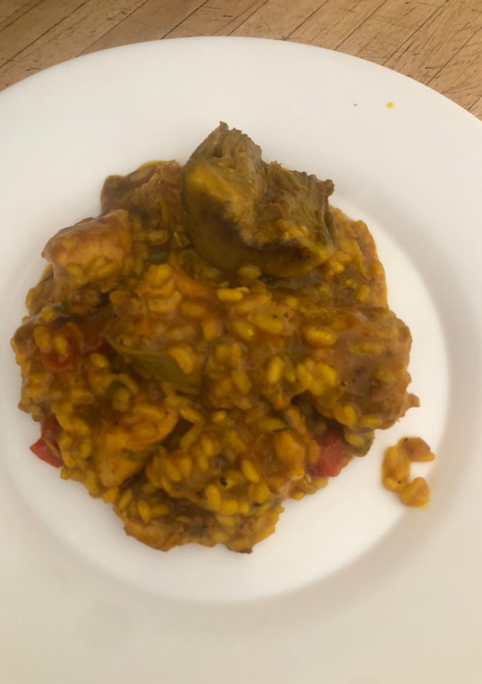 Una foto de Arroz meloso de pollo y alcachofas