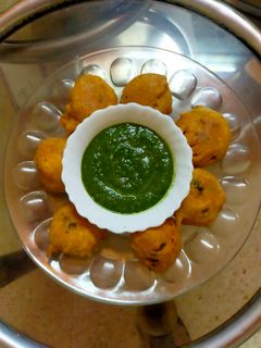 બટાકા વડા લીલી ચટણી (Bataka Vada Green Chutney Recipe In Gujarati) રેસીપી મુખ્ય ફોટો