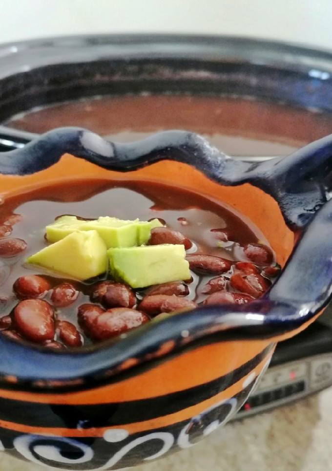 Una foto de Frijoles en olla de cocción lenta