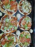 بيتزا نقانق وخضار..😋😍🍅🌭🍴