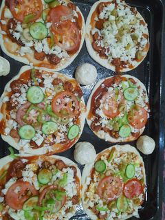 صورة لوصفة بيتزا نقانق وخضار..😋😍🍅🌭🍴