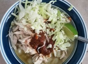 Una foto de Pozole de pollo con talento de mi mamá