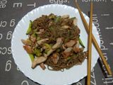 Fideos soba con carne y verduras