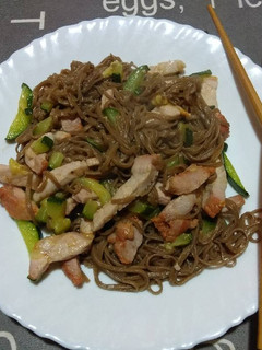 Una foto de Fideos soba con carne y verduras