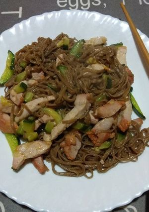 Una foto de Fideos soba con carne y verduras