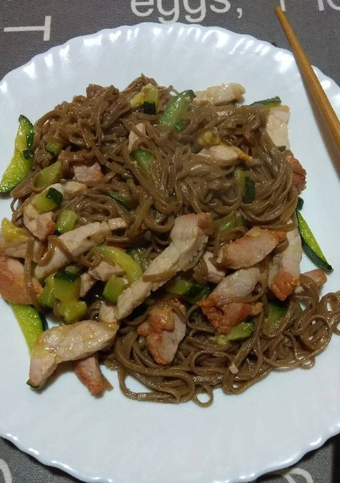 Una foto de Fideos soba con carne y verduras