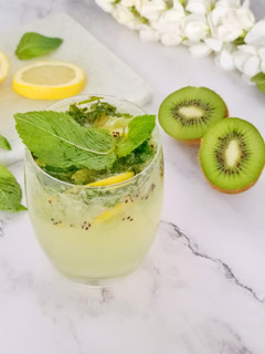 A picture of Kiwi mojito.