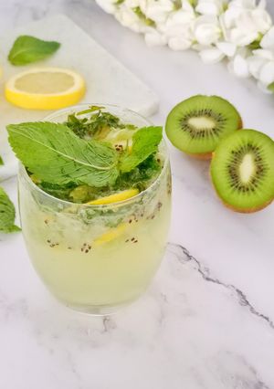 A picture of Kiwi mojito.