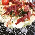 Ravioles de verduras con salsa de crudo y parmesano