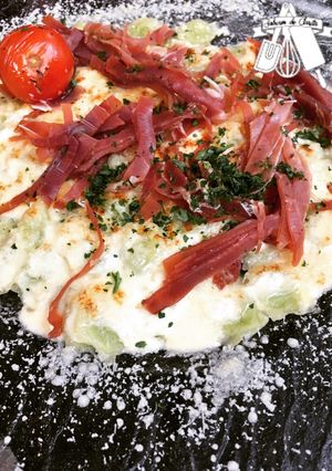 Una foto de Ravioles de verduras con salsa de crudo y parmesano