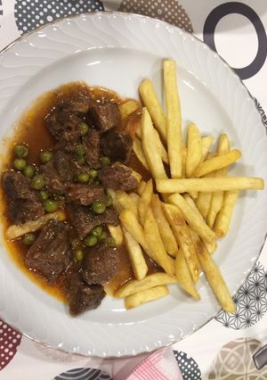 Una foto de Ternera en salsa con guisantes