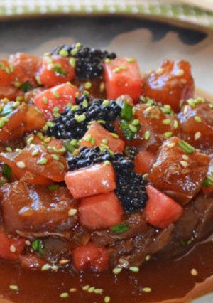 Una foto de Tartar de atún rojo con sandía y salsa teriyaki