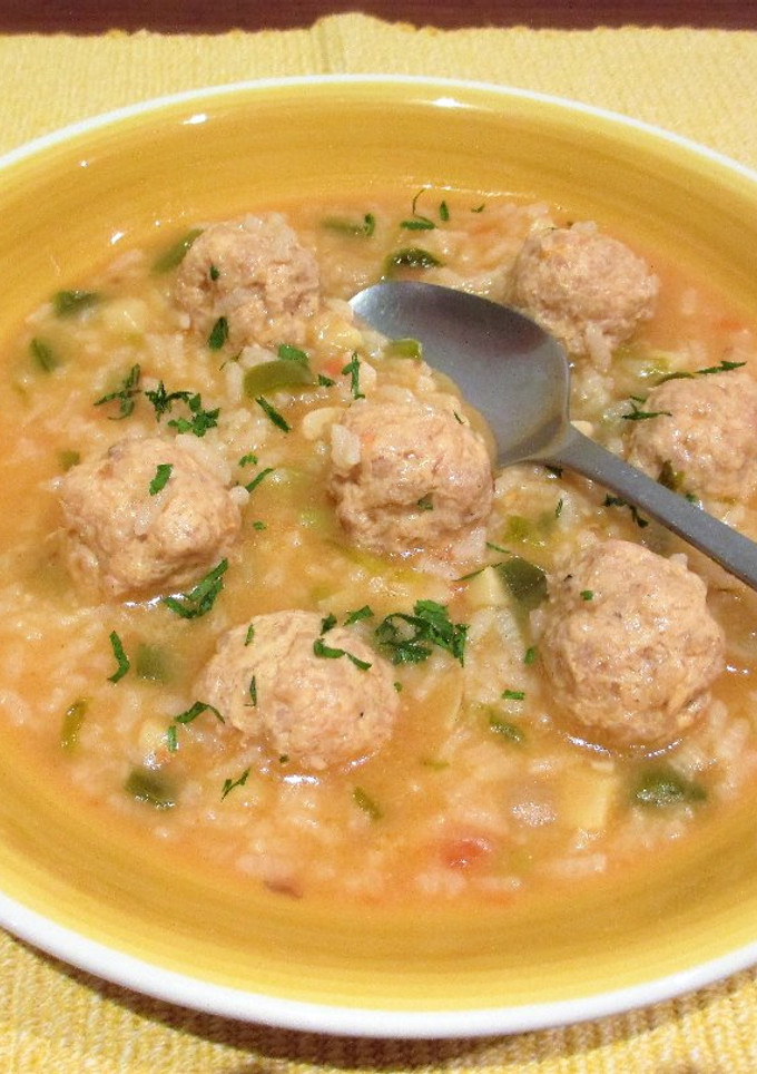 Una foto de Arroz caldoso con bolitas de pechuga de pollo picada