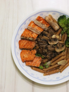 香煎鮭魚紅扁豆蘑菇義大利麵 的食譜成品照片