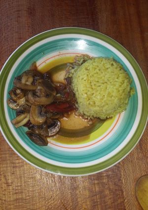 Una foto de Callampas con soya y arroz al curry