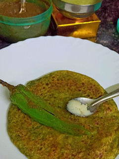 बथुआ आलू का पराठा (Bathua aloo ka paratha recipe in Hindi) रेसिपी मुख्य फोटो