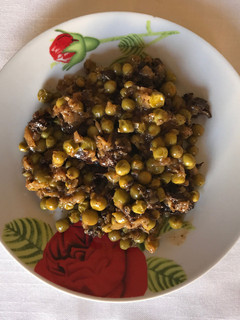 Una foto de Guisantes salteados con butifarra negra