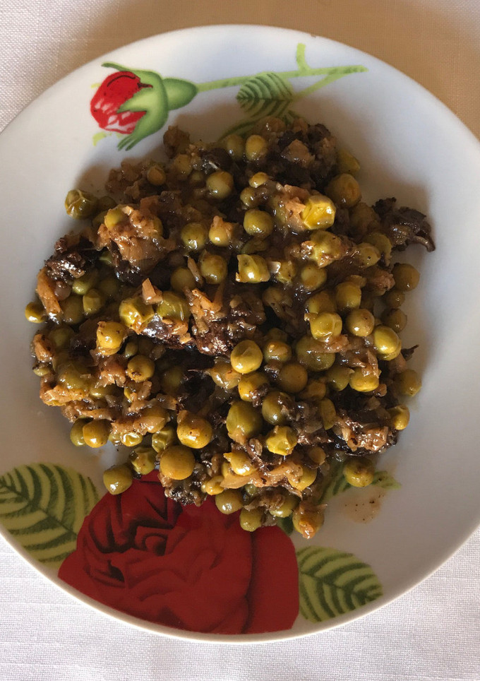 Una foto de Guisantes salteados con butifarra negra