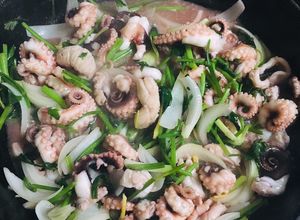 Hình của món Bạch tuộc xào cần tỏi tây.