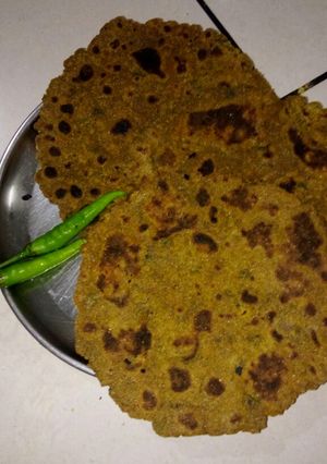 બાજરા નો લોટ અને મેથી ના થેપલા(bajra no lot and methi na thepla in Gujarati) રેસીપી મુખ્ય ફોટો